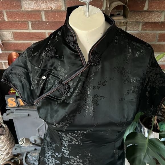 Stunning Brocade Traditional Cheongsam - Picture 3 of 8